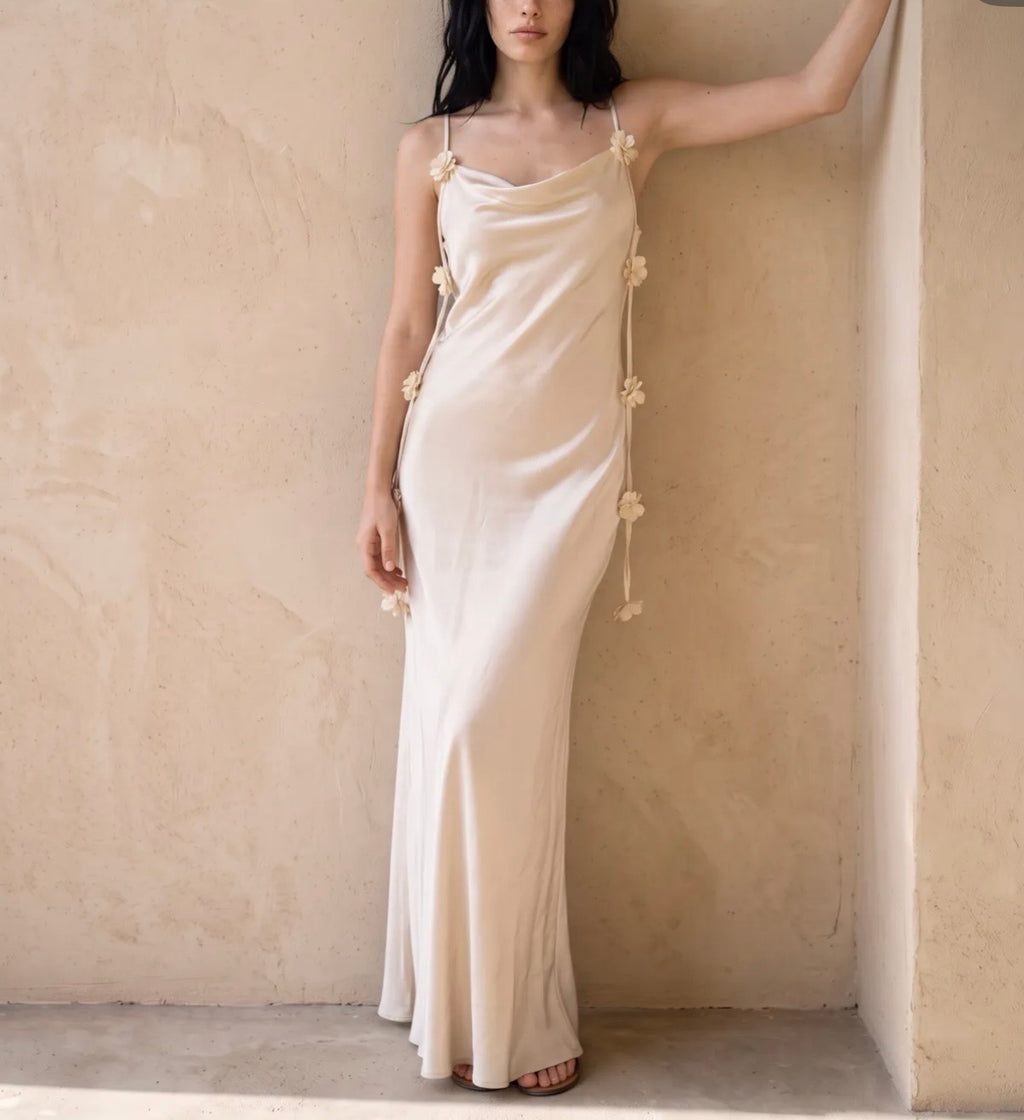 Robe longue satinée à fleurs