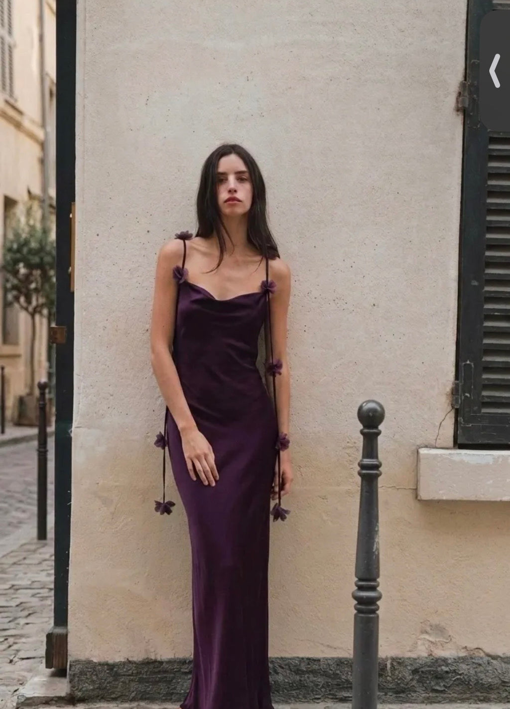 Robe longue satinée à fleurs