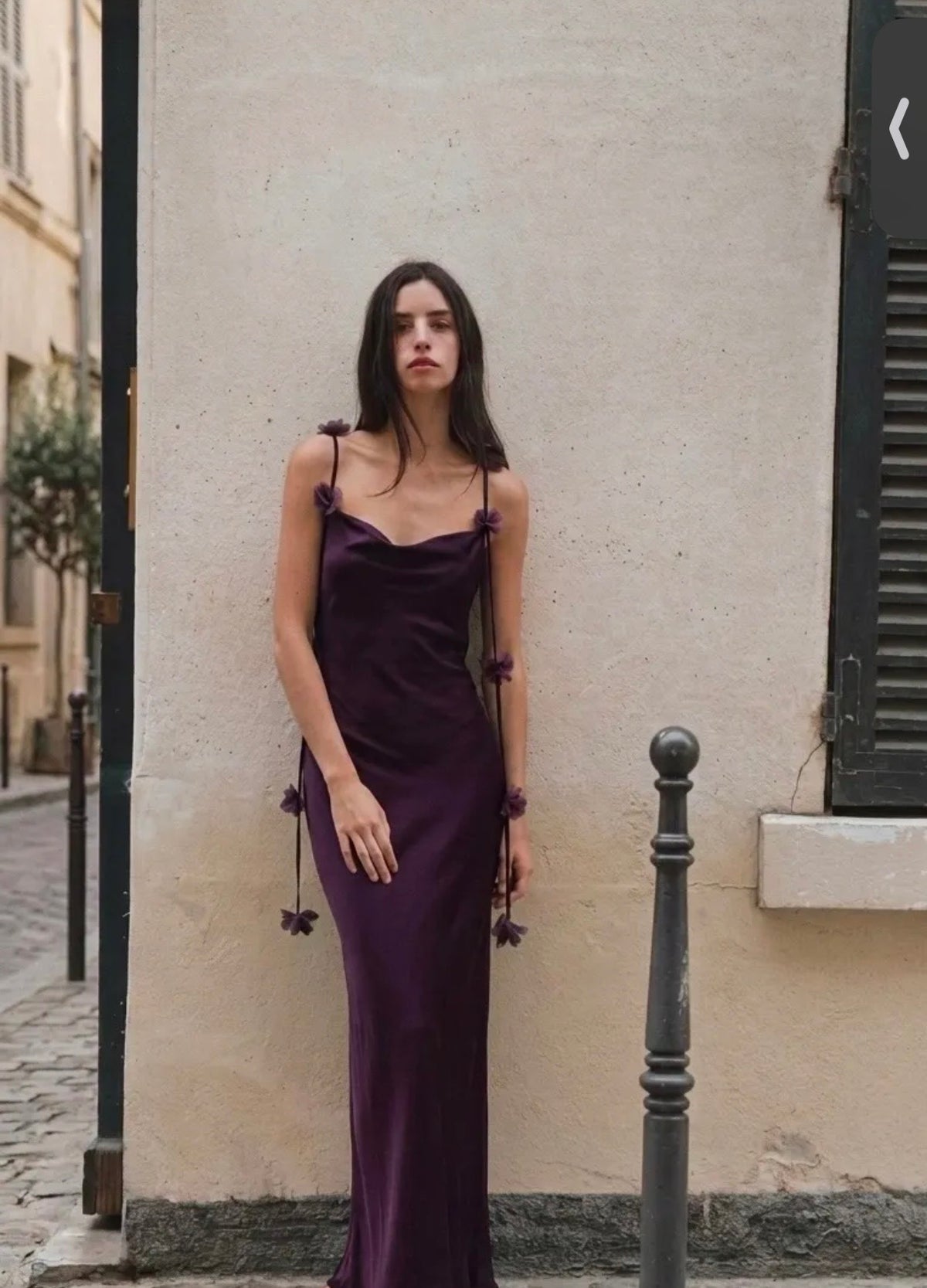 Robe longue satinée à fleurs
