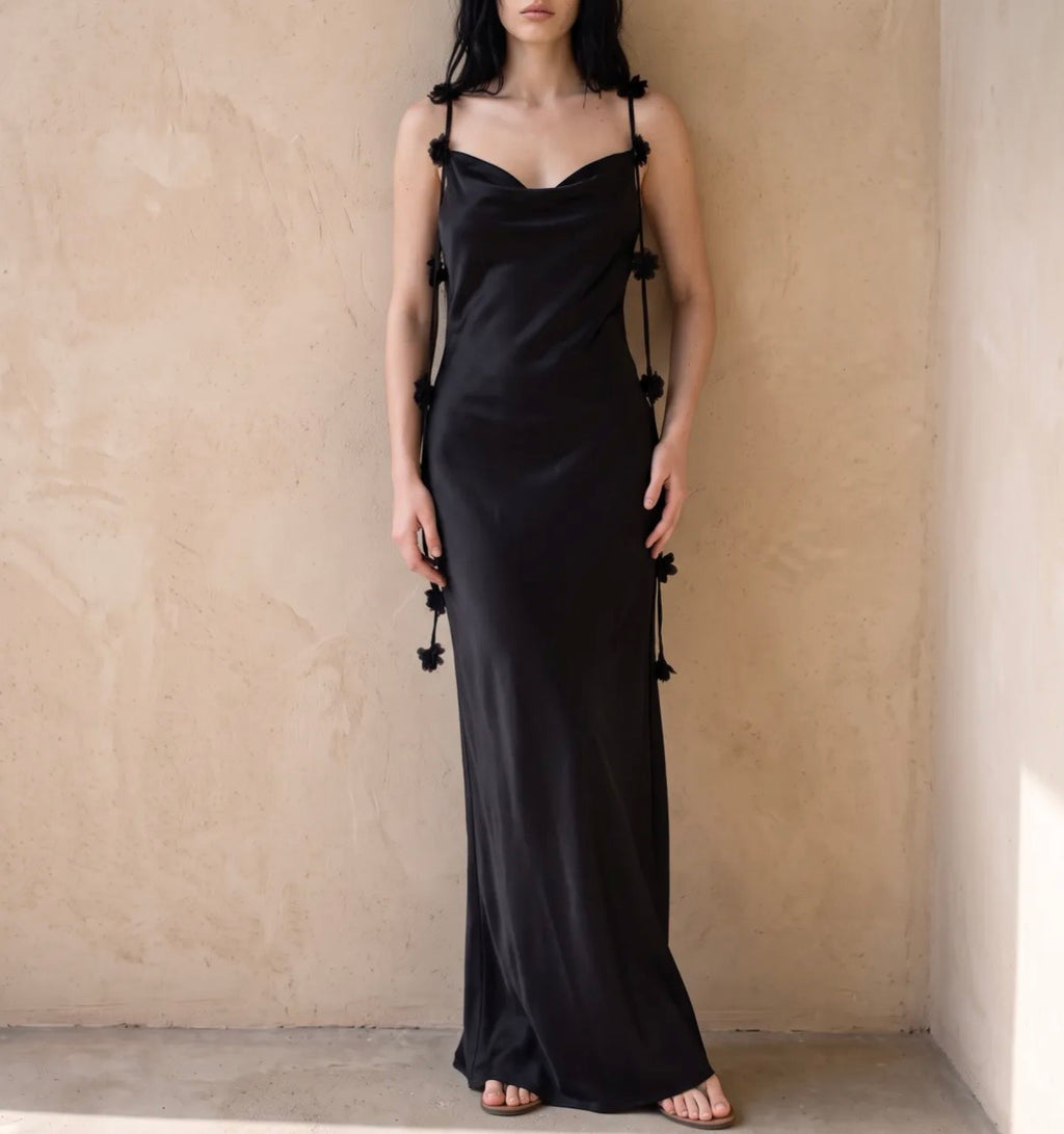 Robe longue satinée à fleurs