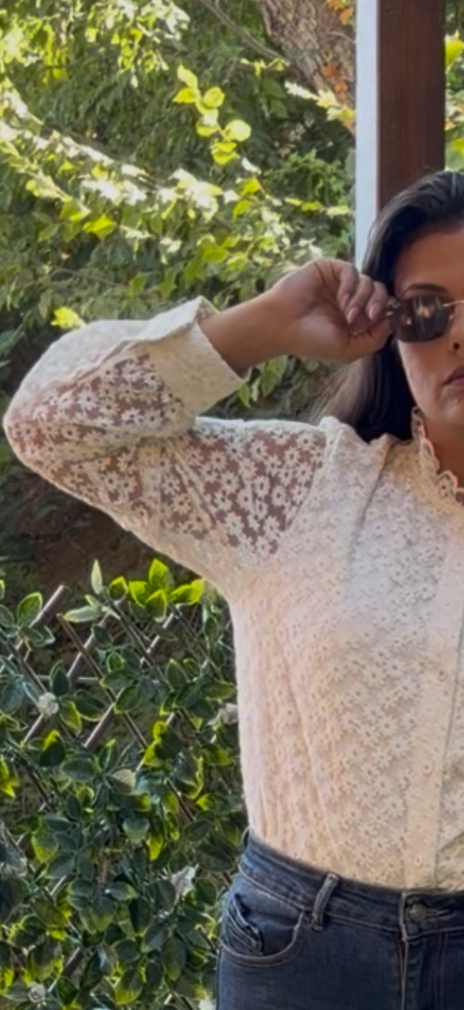 Chemise fleurie en dentelle écrue