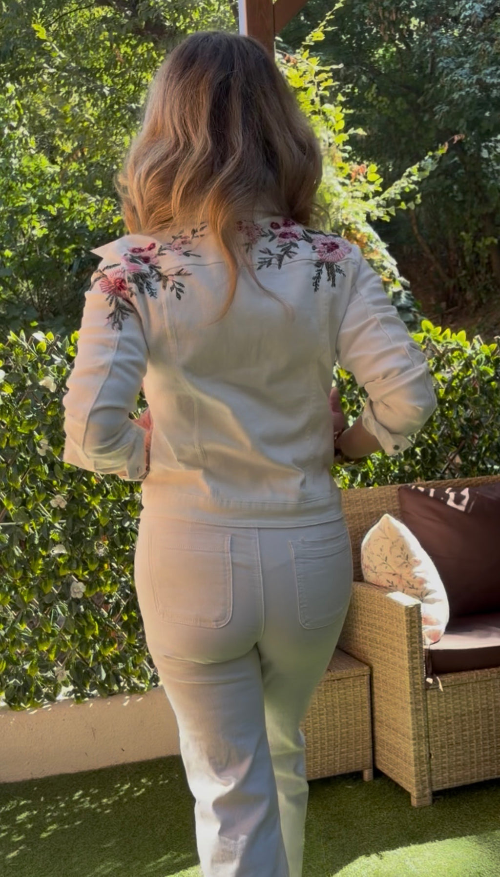 Veste en jean blanche brodée fleuri perles