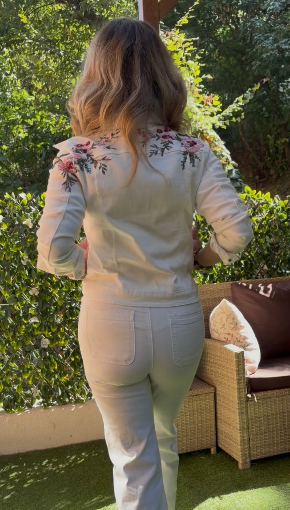 Veste en jean blanche brodée fleuri perles